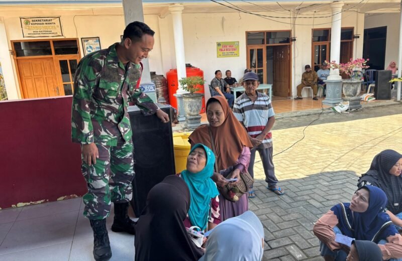 Babinsa Kalitengah Bersama Tiga Pilar Dampingi Penyaluran Bantuan Pangan Beras Bulog Untuk 502 Warga