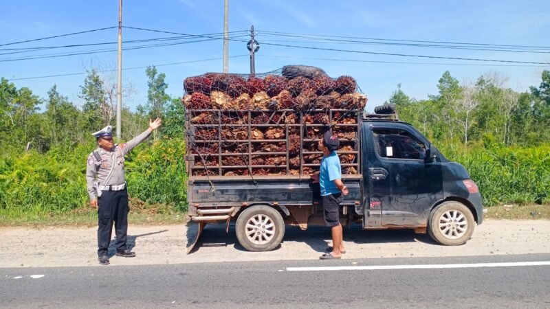 Kendaraan Overload Dicegat, Sopir Diberi Teguran