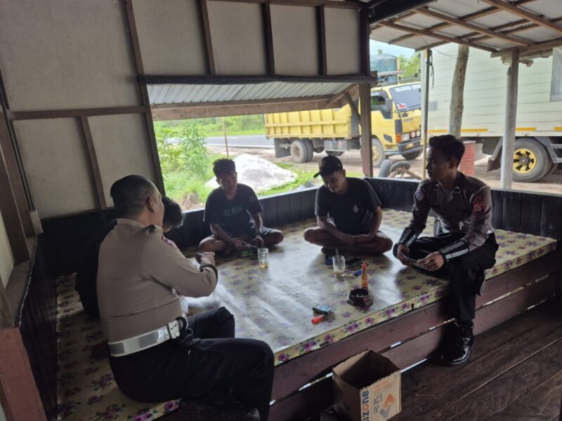 Anggota Satlantas, Polres Pulang Pisau Berikan Himbauan Kamseltibcarlantas Ke Para Sopir Truk