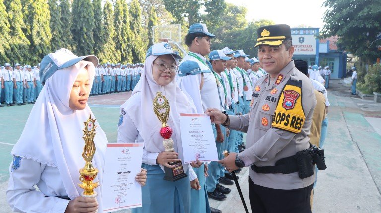 Dekat dan Bersahabat, Polisi Blusukan ke Sekolah Edukasi Tertib Lalin dan Berbagi Hadiah untuk Pelajar di Nganjuk
