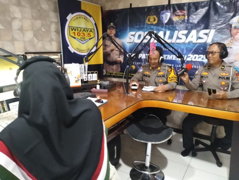 Bersama Media Satlantas Polres Pelabuhan Tanjung Perak Gencarkan Sosialisasi Operasi Patuh Semeru 2025