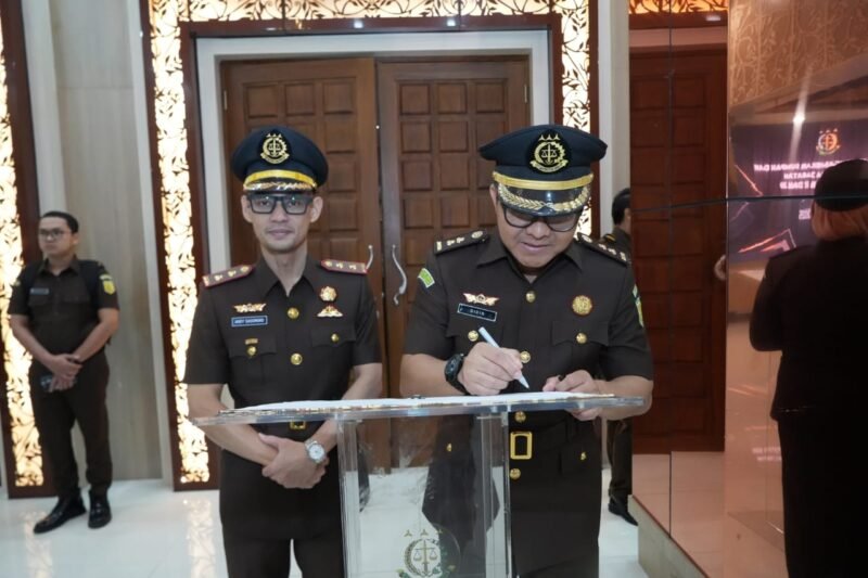 Foto : dari kiri Kajari Batu yang baru Andy Sasongko,SH.,M.Hum. kanan Didik Adyotomo,SH.MH.,CSSL,