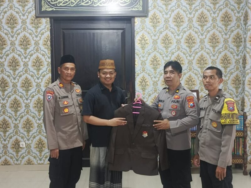 Silaturahmi dan Sinergi: Polres Tanjung Perak Serahkan Jas Dai Kamtibmas di Ponpes Tarbiatul Ulum