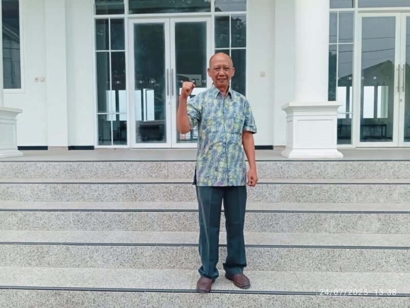 Foto:  Drs.Riyanto, Kepala Desa Sumberejo Kecamatan Batu Kota Batu, berproses di gedung serbaguna yang baru selesai dibangunnya.