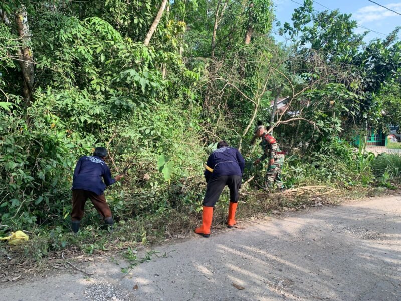Jum'at Bersih, Tni Dan Masyarakat Desa Padangin Bergotong Royong Jaga Lingkungan
