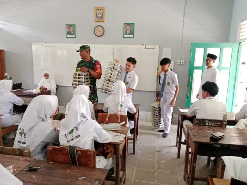 Babinsa Dampingi Penyaluran MBG di Barabai, Ribuan Siswa Terima Makanan Bergizi