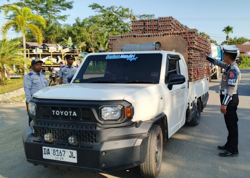 Satlantas Polres Pulang Pisau Tegur Pengemudi Kendaraan Kelebihan Muatan