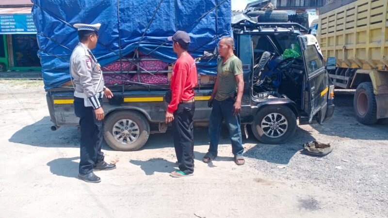 Tekan Angka Kecelakaan, Satlantas Polres Pulang Pisau Edukasi Over Dimensi dan Overload ke Sopir TrukPolres Pulang Pisau – Satuan Lalu Lintas - Dalam rangka Operasi Patuh Telabang 2025, Satuan Lalu Lintas Polres Pulang Pisau mengumpulkan sejumlah sopir truk yang ada di Pulang Pisau.‎Kasatlantas Iptu Divani Mareta Astuti, S.Tr.K melalui Kanit Kamsel Aiptu Esra Pada menyampaikan hal ini dilakukan untuk memberikan edukasi mengenai keselamatan kendaraan Over Dimensi dan Over Load‎“Kita kumpulkan sopir-sopir truk memberikan sosialisasi terkait Over Dimensi dan Over Load dan larangan ada penumpang atau orang di atas bak-bak truk,” kata Esra.‎Esra menyampaikan sosialisasi ini bertujuan untuk memberikan pemahaman langsung kepada para sopir terkait risiko besar dari kendaraan over dimensi dan over load. Penindakan bukan semata-mata sanksi, tapi langkah preventif demi keselamatan bersama.‎Hal ini dilakukan untuk menciptakan situasi kamtibmas yang kondusif, mengantisipasi kecelakaan, serta meningkatkan kesadaran tertib berlalu lintas.‎Sasaran utamanya pengemudi kendaraan angkutan barang yang berpotensi melanggar aturan muatan berlebih, maupun dimensi kendaraan yang tidak sesuai standar.‎“Kita berikan edukasi dan imbauan kepada para pengemudi untuk memperhatikan batas muatan kendaraan sesuai ketentuan perundang-undangan.‎Selain itu, kita juga mengingatkan kepada sopir-sopir truk agar tidak melakukan modifikasi kendaraan yang melampaui batas dimensi standar, karena berisiko membahayakan keselamatan pengemudi dan pengguna jalan lainnya,” tandasnya.Satlantas Polres Pulang Pisau berharap dengan adanya sosialisasi ini dapat meningkatkan kesadaran terhadap para sopir truk saat mengangkut barang dan berkendara.
