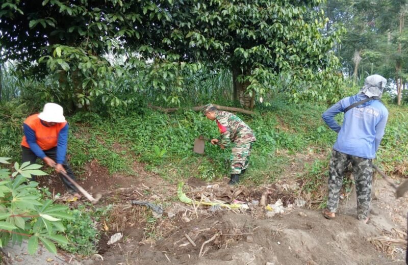 Babinsa Desa Salam Dan Poktan Rukun Makmur Gelar Kerja Bakti Bersihkan Akses Jalan Persawahan Di Dusun Centong