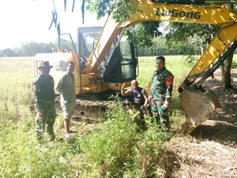 Babinsa Kelua Dampingi, Optimalisasi Sungai Demi Dukung Pertanian Warga
