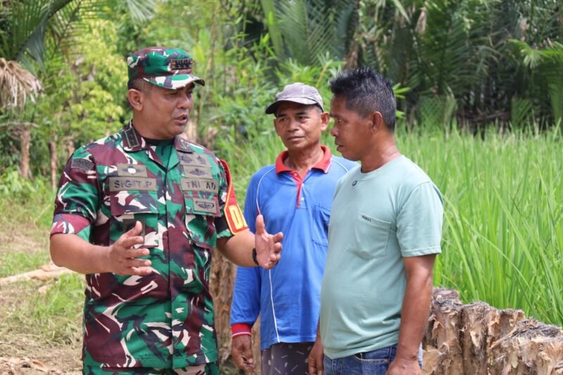 DANSATGAS TMMD KE-125 KODIM 1007/BANJARMASIN TINJAU LOKASI DAN BERIKAN SEMANGAT KEPADA PRAJURIT
