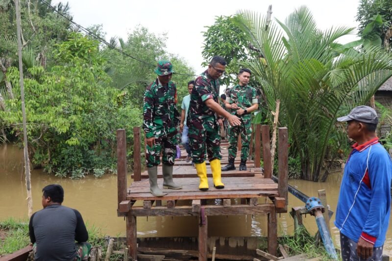 DANSATGAS TMMD KE-125 KODIM 1007/BANJARMASIN CEK LANGSUNG PEMBUATAN JEMBATAN DI LOKASI TMMD
