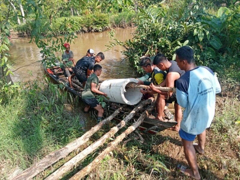 SATGAS TMMD KE-125 KODIM 1007/BANJARMASIN DISTRIBUSIKAN GORONG-GORONG MELALUI JALUR AIR
