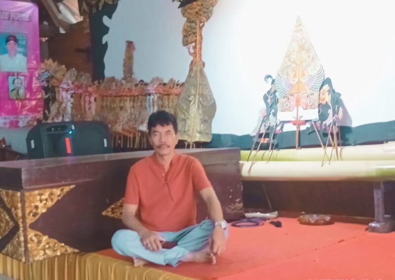 Foto: Kades Pendem Kota Batu Tri Wahyuwono Efendi, sore hari saksikan persiapan Crew wayang kulit lakukan cek sound sebelum digelar malam hari di pendopo kantor desa.