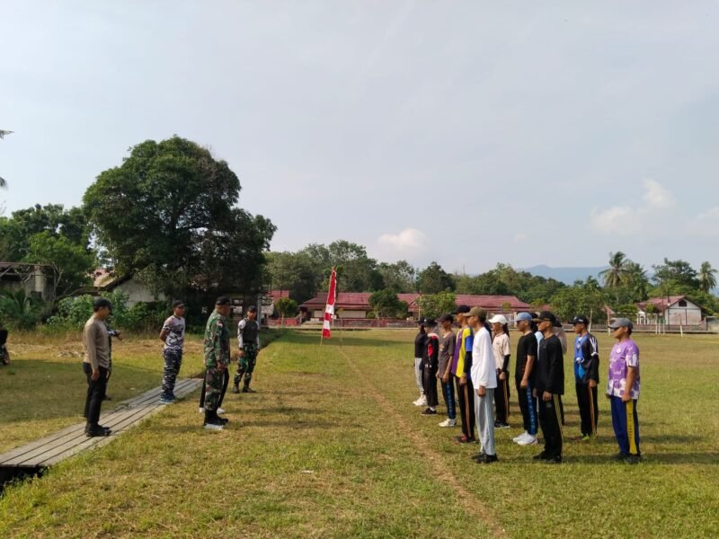 Anggota Koramil 08/Paloh Latih Paskibraka Tingkat Kecamatan