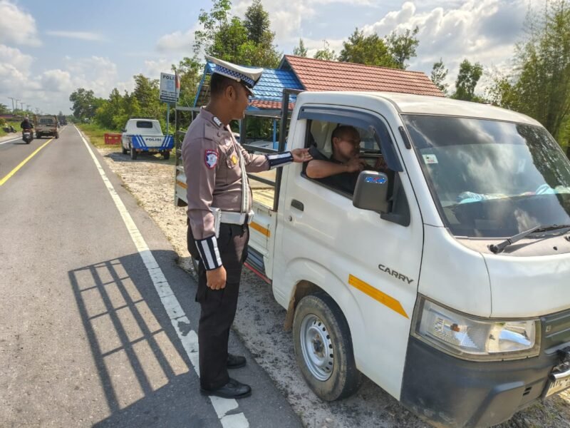 Anggota Satlantas Polres Pulang Pisau, Memberi Teguran Kepada Pengemudi Yang Tidak Menggunakan Sabuk Pengaman dengan baik