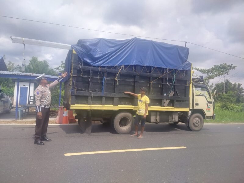 Satlantas Polres Pulang Pisau Tegur Pengemudi Kendaraan Kelebihan Muatan