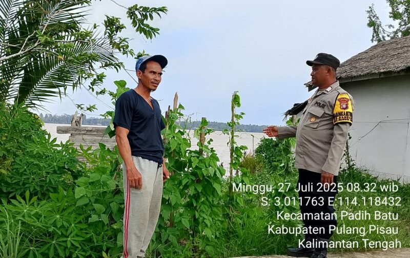 Bhabinkamtibmas Desa Dandang Sambangi Masyarakat Desa Binaan sekaligus Sisipkan Pesan Kamtibmas terkait pemanpaatan perkarangan Untuk Menanam Tanaman Pangan Bergizi