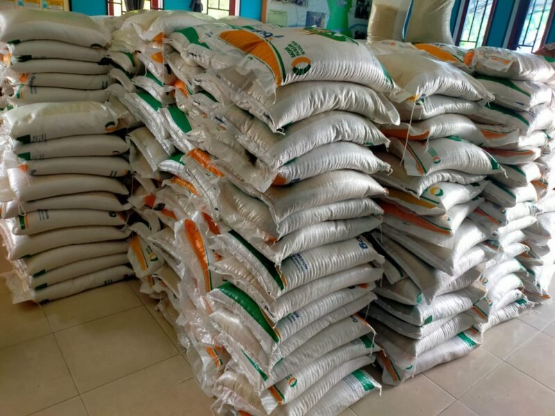 Babinsa Koramil 03/Tebas Dampingi Pendistribusian Beras Dari Bulog Kepada Warga Segedong