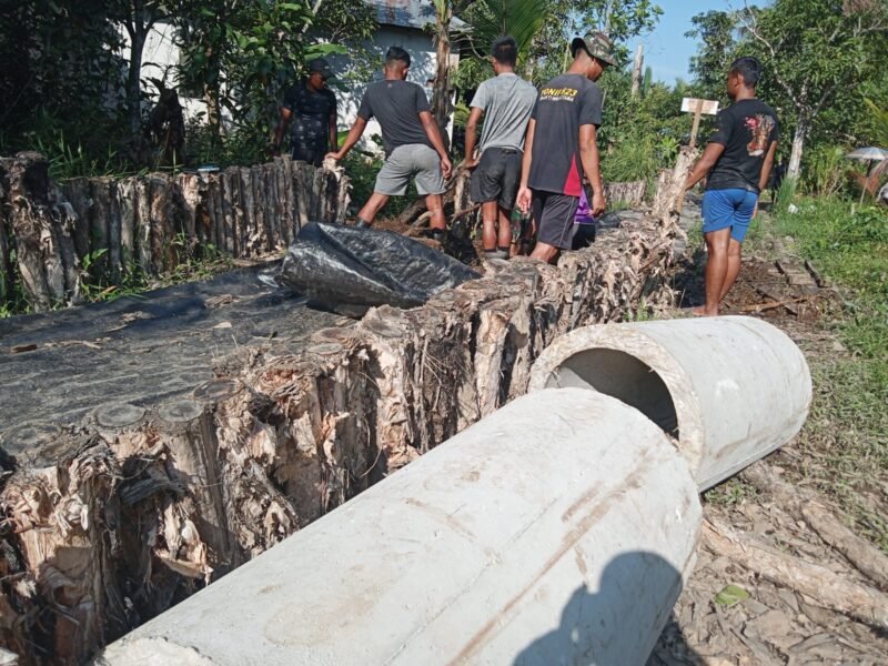 Pemasangan Gorong-Gorong di Lokasi Ketiga, Satgas TMMD Kodim 1007/Banjarmasin Tetap Semangat Meski Berjibaku dengan Air