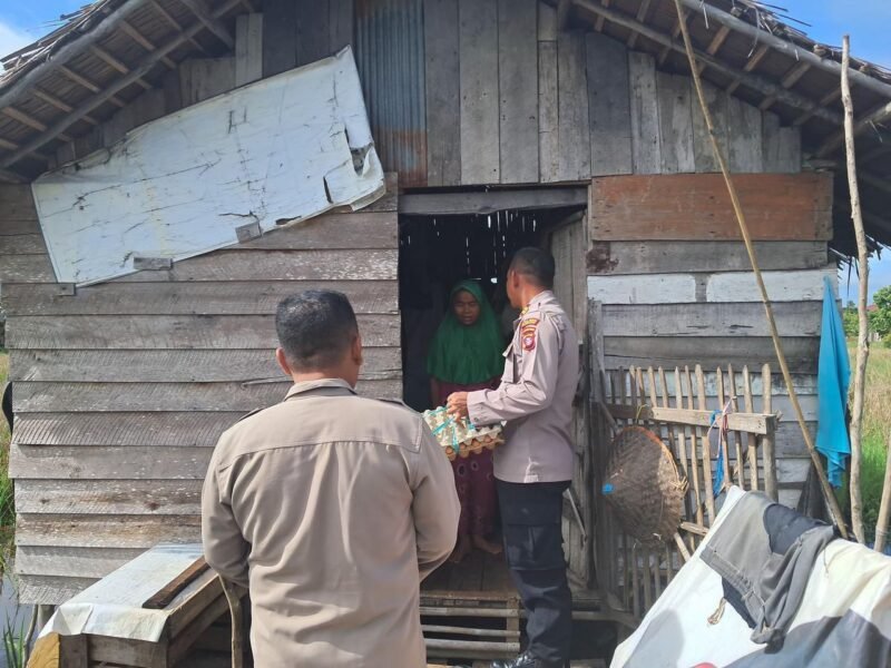 Satbinmas Polres Pulang Pisau Bagikan Sembako kepada Warga Kurang Mampu