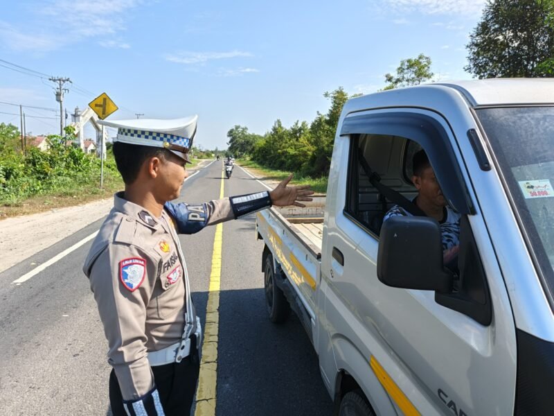 Anggota Satlantas Polres Pulang Pisau, Memberi Teguran Kepada Pengemudi Yang Tidak Menggunakan Sabuk Pengaman dengan baik