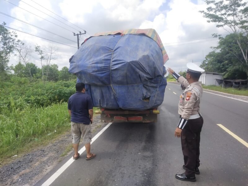 Kendaraan Overload Dicegat, Sopir Diberi Teguran