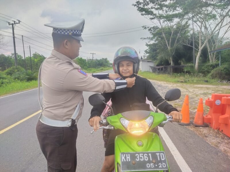 Kampanye ‘Klik Biar Selamat’, Ajak Pengendara Motor Pakai Helm dengan Benar