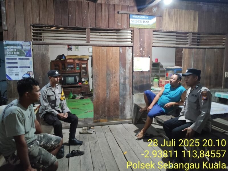 Personil Polsek Sebangau Kuala sambangi Warga Sekitar dan menyampaikan Himbauan Kamtibmas kepada masyarakat.