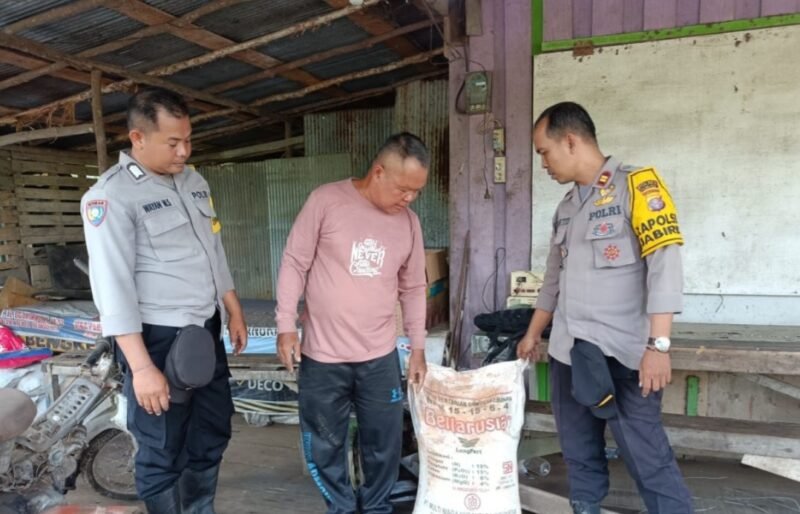 Dukung Asta Cita Presiden RI, Polsek Jabiren Raya Berbagi Bantuan Pertanian kepada Warga Desa Jabiren