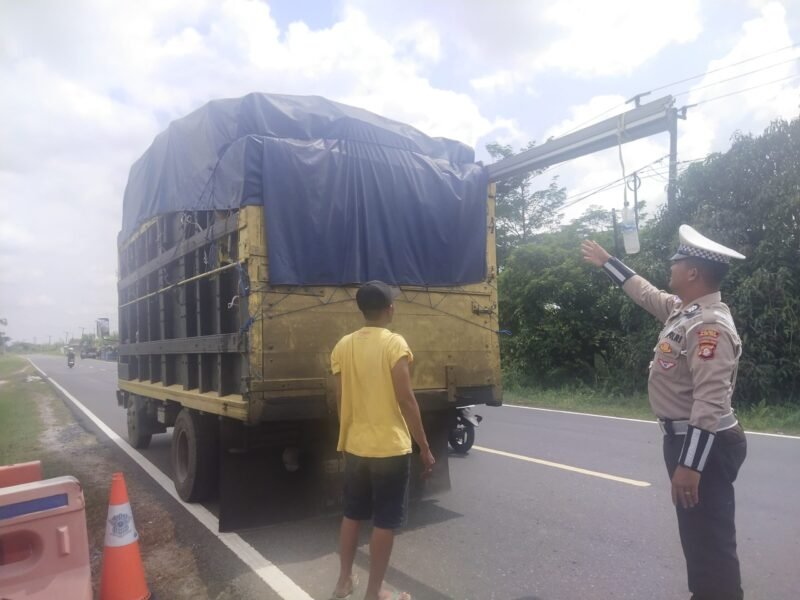 Satlantas Polres Pulang Pisau Tegur Pengemudi Kendaraan Kelebihan Muatan