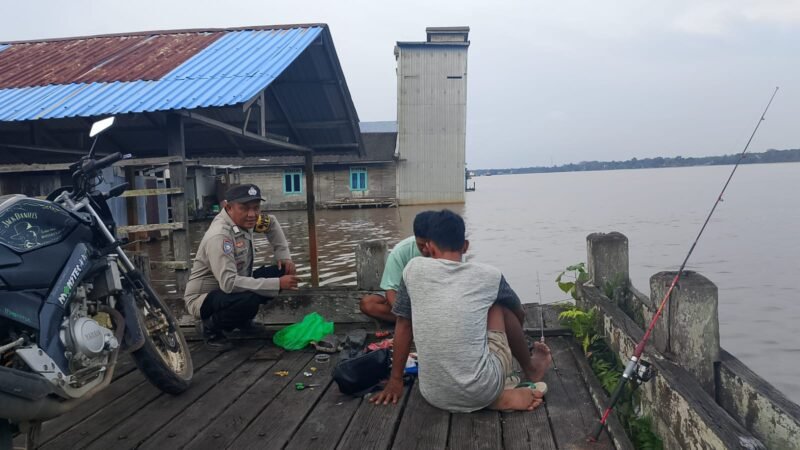 Anggota Polsek Pandih Batu Bhabinkamtibmas Desa' Dandang Bripka Slamet Rianto Laksanakan Kegiatan Super Police di Wilkum Polsek Pandih Batu