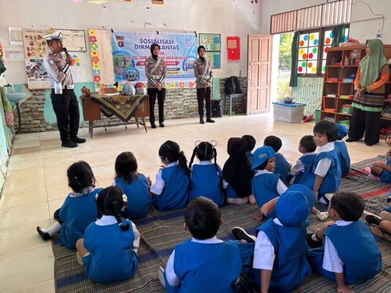 Sosialisasi Dini Tertib Berlalu Lintas: Satlantas Polres Pulang Pisau Kenalkan Helm SNI dan Rambu Lalin ke Anak TK