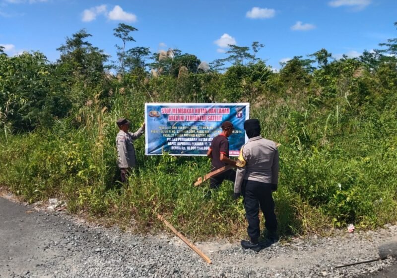 Stop Karhutla! Polres Pulang Pisau Sosialisasi dan Pasang Spanduk Larangan Membakar Hutan