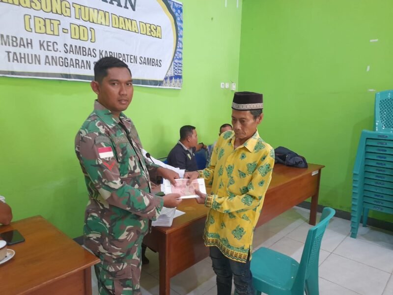 Wujud Peran Aktif Di Wilayah, Babinsa Semangau Dampingi Penyaluran Bantuan Langsung Tunai Dana Desa