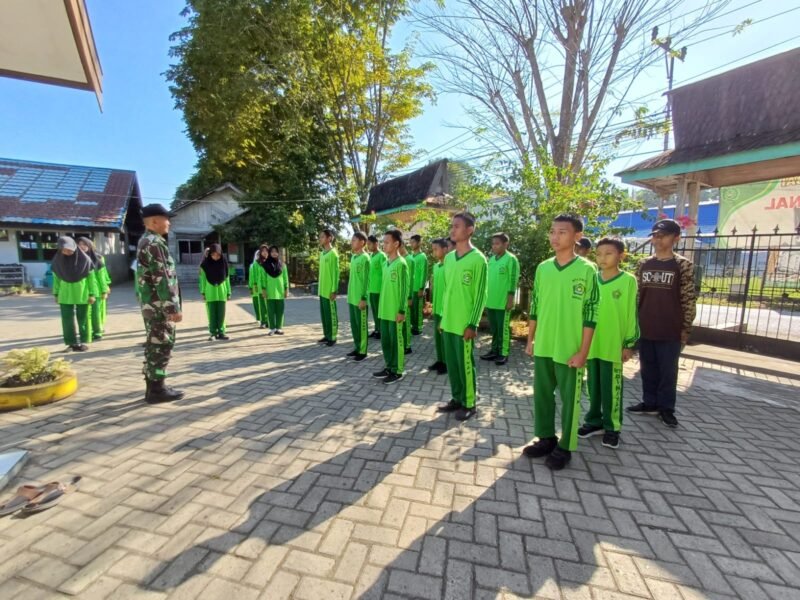Latihan PBB, Babinsa Barabai Bina Mental dan Disiplin Siswa Sejak Dini