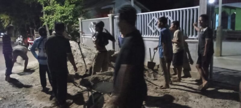 Satgas TMMD ke-125 Kodim 1007/Banjarmasin dan Warga Mantuil Gotong Royong Timbun Halaman Masjid