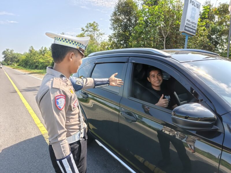 Anggota Satlantas Polres Pulang Pisau, Memberi Teguran Kepada Pengemudi Yang Tidak Menggunakan Sabuk Pengaman dengan baik