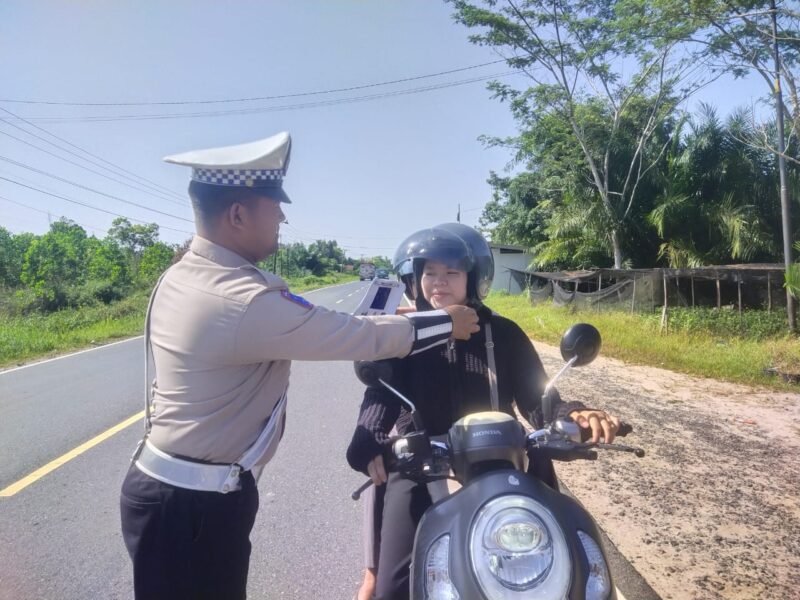 Ingatkan Pengendara Selalu Klik Helm Untuk Keselamatan
