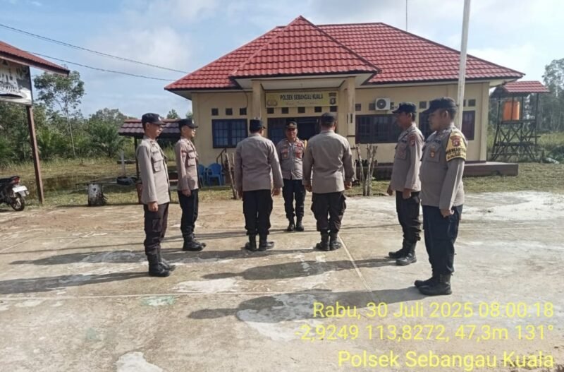 Personil polsek sebangau kuala melaksanakan serah terima piket penjagaan mako polsek sebangau kuala