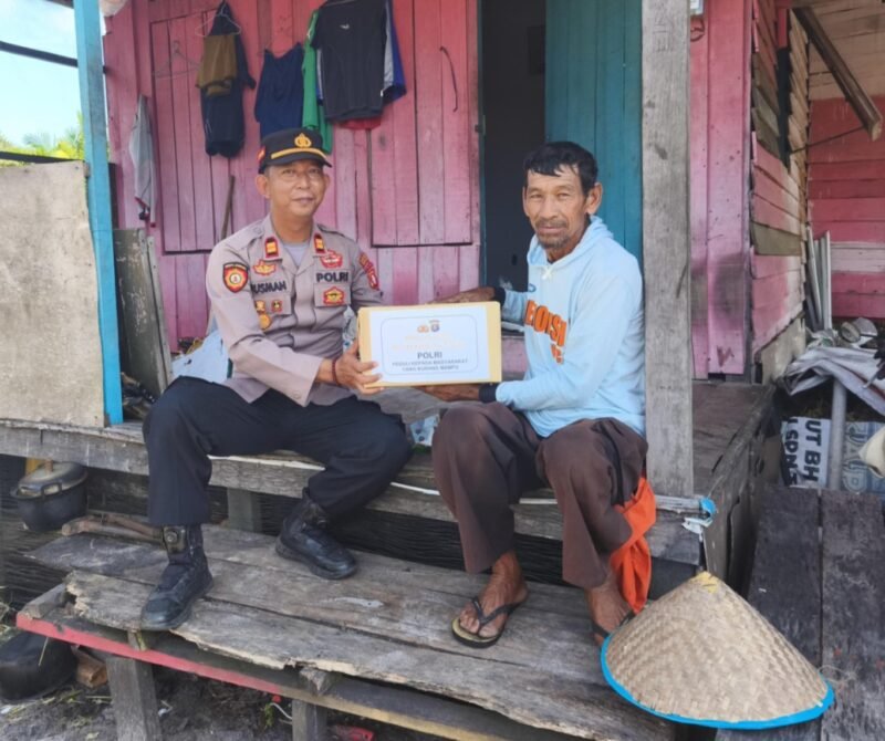 Pererat Kedekatan dengan Warga, Polsek Kahayan Tengah Berikan Bantuan kepada Petani Lansia