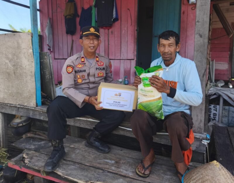 Peduli Sesama, Kapolsek Kahayan Tengah dan Personel Salurkan Bansos di Desa Bukit Rawi