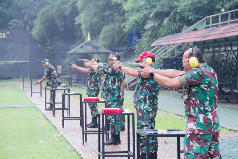 MERIAHKAN HUT KE-80 RI, PRAJURIT PETARUNG KORPS MARINIR LAKSANAKAN LOMBA HARI KEMERDEKAAN