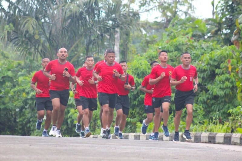 JAGA STAMINA, KOMANDAN BESERTA SELURUH PERWIRA JAJARAN BRIGIF 3 MAR LAKSANAKAN OLAHRAGA BERSAMA