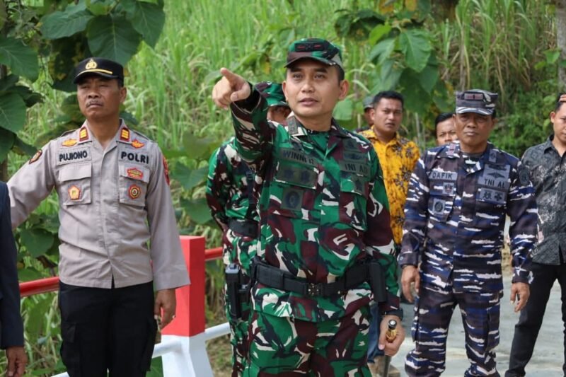 Komandan Kodim 0720/Rembang Letkol ARM Winner Fradana Dieng, S.Sos., M.M.A.S. Tutup TMMD Sengkuyung Tahap III Tahun 2025 Kodim 0720/Rembang dengan Pemukulan Gong dan Pemotongan Pita di Lokasi TMMD