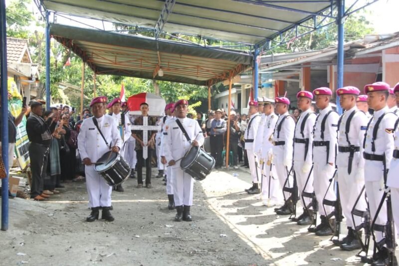 Komandan Batalyon Kapa 1 Marinir Pimpin Upacara Pemakaman Militer Prajuritnya