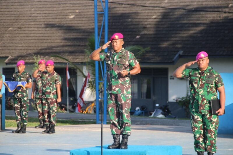 DANYONIF 8 MARINIR SEMATKAN VANDEL KOMPI TANGGUH TAHUN 2025 KEPADA KOMPI EAGLE