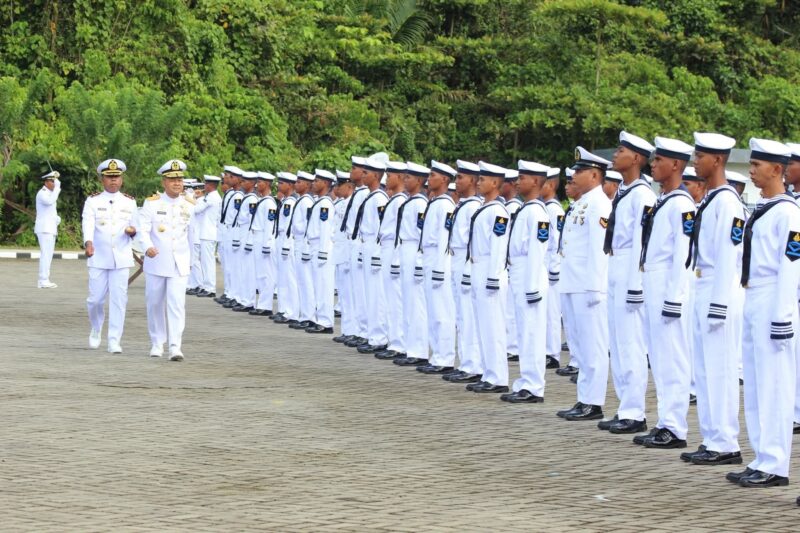 DANBRIGIF 3 MAR HADIRI UPACARA PELANTIKAN DAN PENYUMPAHAN SISWA DIKMATA TNI AL SATDIK 3 KODIKLATAL SORONG