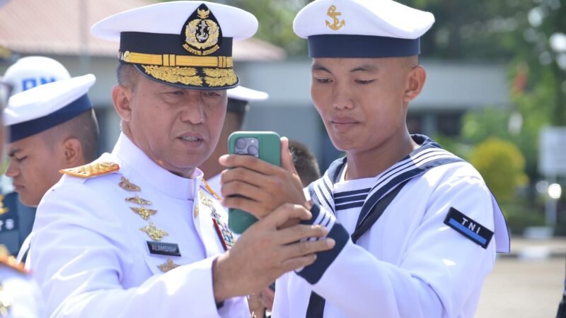Mengobati Rindu Karena Orang Tuanya Tidak Hadir, Dankodiklatal Pinjamkan HP Kepada Lulusan Siswa Satdik 2 untuk Video Call