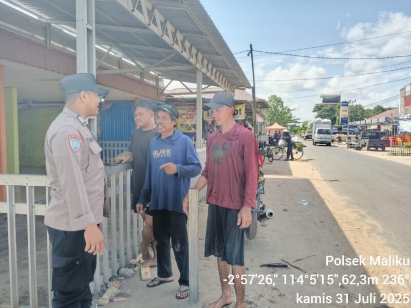 Sambang dilingkungan Warga Masyarakat Bhabinkamtibmas Polsek Maliku Himbau Waspada Terhadap Penipuan Online